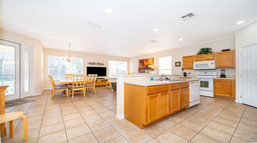 Kitchen/Dining Area