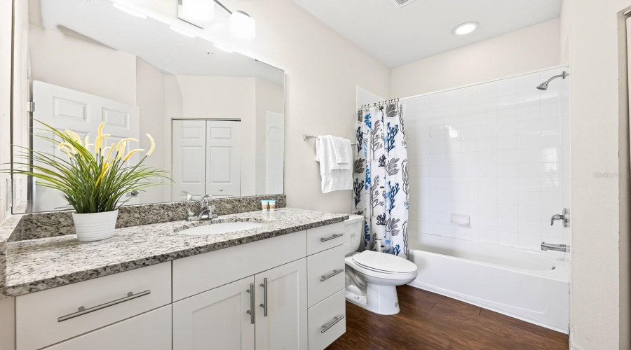 Second full/en-suite bath.