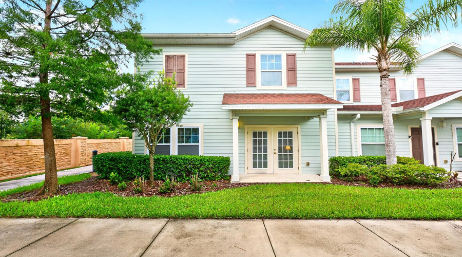 Corner unit, nicely lancaped, welcomes you home!