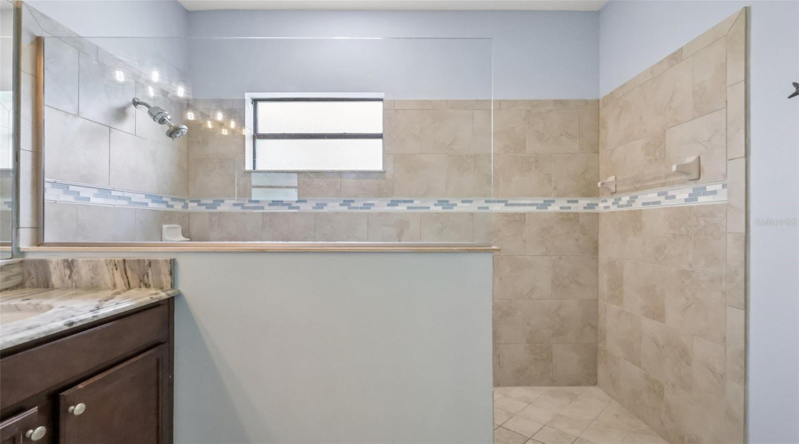 Primary En-suite Bath