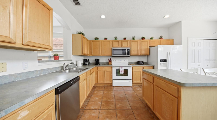 DAVENPORT, Florida 33897, 7 Bedrooms Bedrooms, ,4 BathroomsBathrooms,Residential,For Sale,SEVILLA,0,MFRO6422362