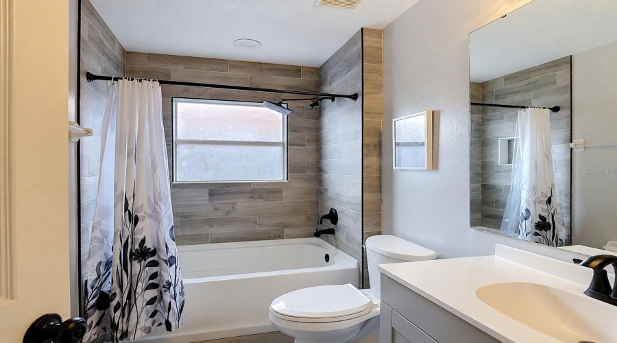 DAVENPORT, Florida 33837, 6 Bedrooms Bedrooms, ,5 BathroomsBathrooms,Residential,For Sale,VIOLA,0,MFRO6420829