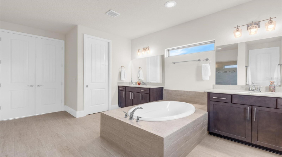 ORLANDO, Florida 32836, 5 Bedrooms Bedrooms, ,5 BathroomsBathrooms,Residential,For Sale,ROYAL ESTATES,0,MFRO6423975