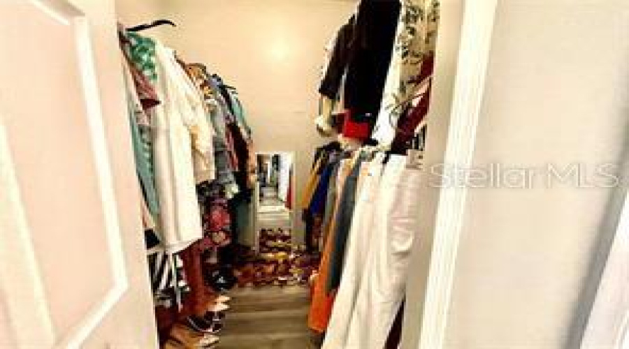 HERS WALKING CLOSET