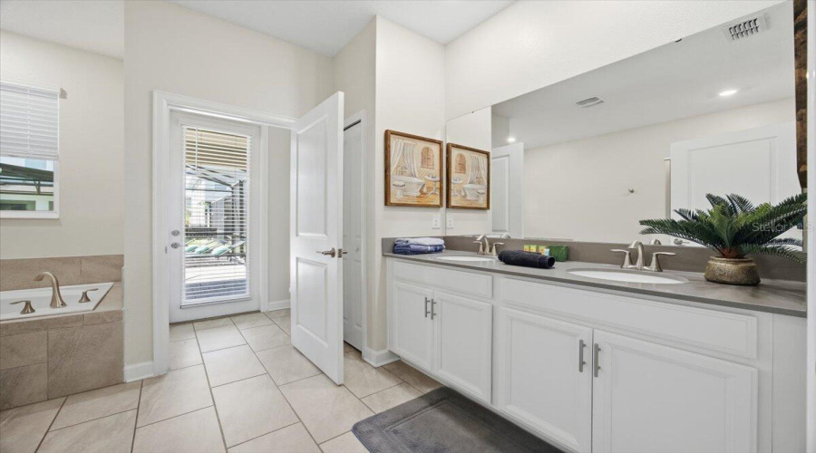 KISSIMMEE, Florida 34746, 8 Bedrooms Bedrooms, ,5 BathroomsBathrooms,Residential,For Sale,TARGET,0,MFRO6424395