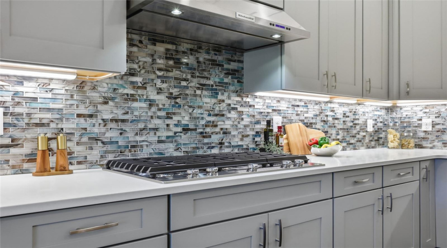 Upgraded Natural Gas 5 burner Range with Upper & Lower Accent Lighting