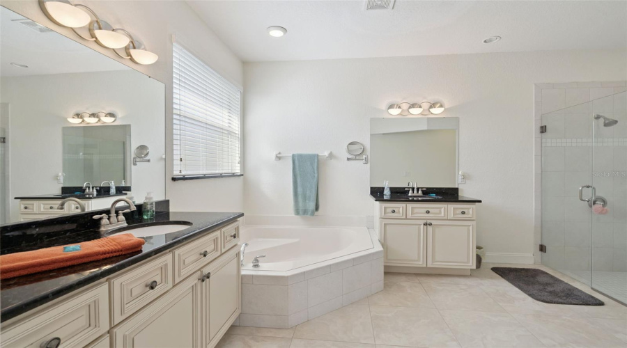 DAVENPORT, Florida 33897, 5 Bedrooms Bedrooms, ,5 BathroomsBathrooms,Residential,For Sale,BELFRY,0,MFRS5153614