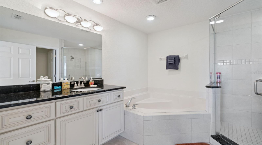 DAVENPORT, Florida 33897, 5 Bedrooms Bedrooms, ,5 BathroomsBathrooms,Residential,For Sale,BELFRY,0,MFRS5153614