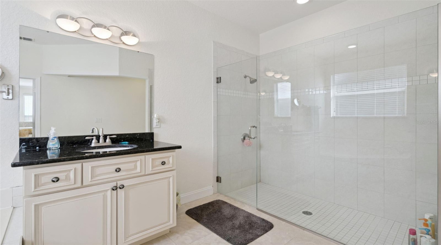 DAVENPORT, Florida 33897, 5 Bedrooms Bedrooms, ,5 BathroomsBathrooms,Residential,For Sale,BELFRY,0,MFRS5153614
