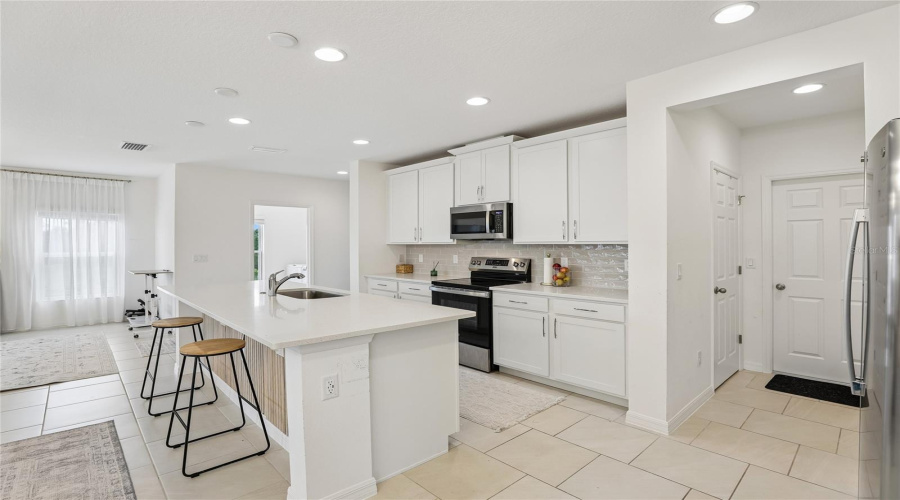 DAVENPORT, Florida 33837, 4 Bedrooms Bedrooms, ,2 BathroomsBathrooms,Residential,For Sale,SWAN SWIM,0,MFRS5153618
