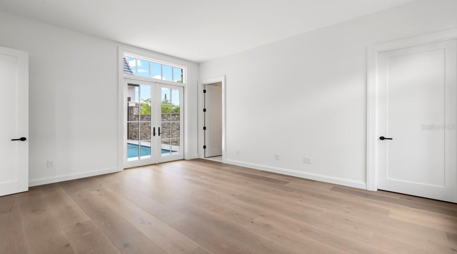 First-floor guest suite with en-suite bath and access to outdoor courtyard