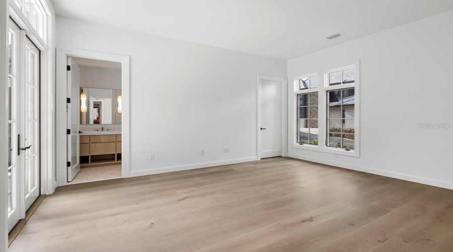 First-floor guest suite with en-suite bath and access to outdoor courtyard