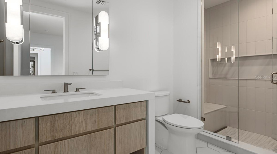 First-floor guest suite with en-suite bath