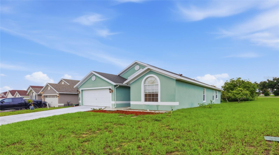 DAVENPORT, Florida 33897, 4 Bedrooms Bedrooms, ,2 BathroomsBathrooms,Residential,For Sale,BELLMONT,0,MFRO6422101