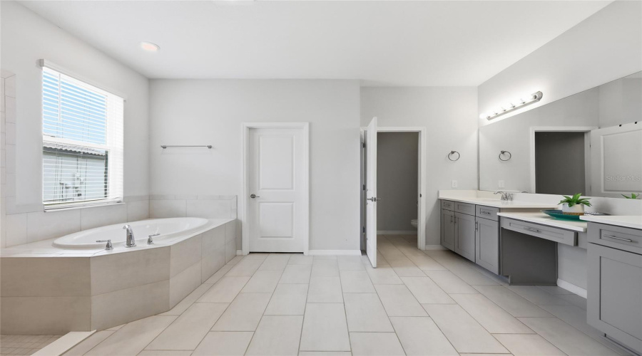 KISSIMMEE, Florida 34746, 4 Bedrooms Bedrooms, ,4 BathroomsBathrooms,Residential,For Sale,BOWFIN,0,MFRO6425046