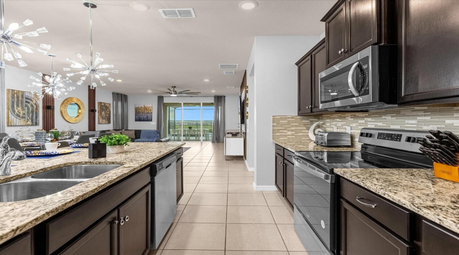DAVENPORT, Florida 33897, 7 Bedrooms Bedrooms, ,5 BathroomsBathrooms,Residential,For Sale,SUMMER,0,MFRO6425539