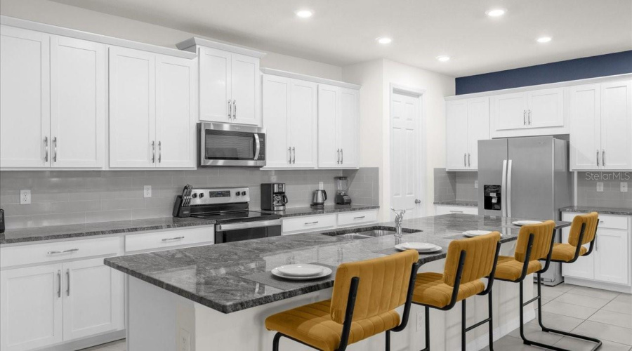 KISSIMMEE, Florida 34747, 9 Bedrooms Bedrooms, ,6 BathroomsBathrooms,Residential,For Sale,TROPICAL PALMS,0,MFRO6425706