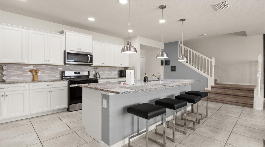 DAVENPORT, Florida 33837, 5 Bedrooms Bedrooms, ,4 BathroomsBathrooms,Residential,For Sale,OAKMOSS,0,MFRS5153752