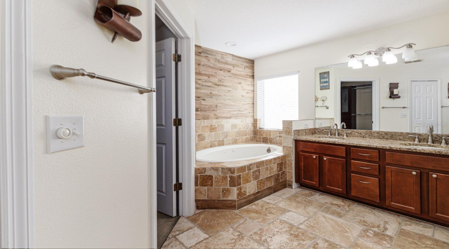 DAVENPORT, Florida 33896, 3 Bedrooms Bedrooms, ,2 BathroomsBathrooms,Residential,For Sale,WAKEVIEW,0,MFRL4963549