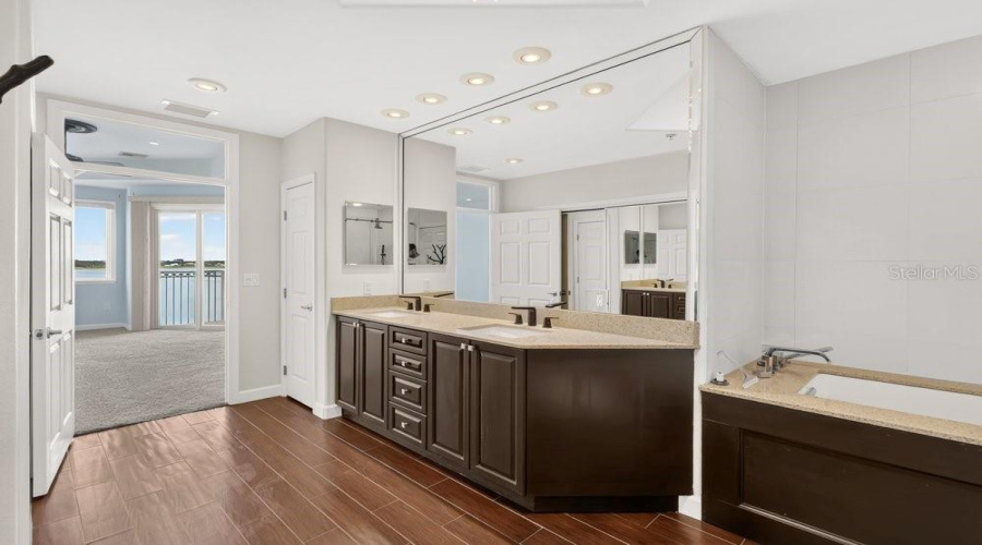 ORLANDO, Florida 32836, 2 Bedrooms Bedrooms, ,2 BathroomsBathrooms,Residential,For Sale,THE ESPLANADE,0,MFRO6410224