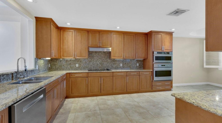 ORLANDO, Florida 32836, 2 Bedrooms Bedrooms, ,2 BathroomsBathrooms,Residential,For Sale,THE ESPLANADE,0,MFRO6410224