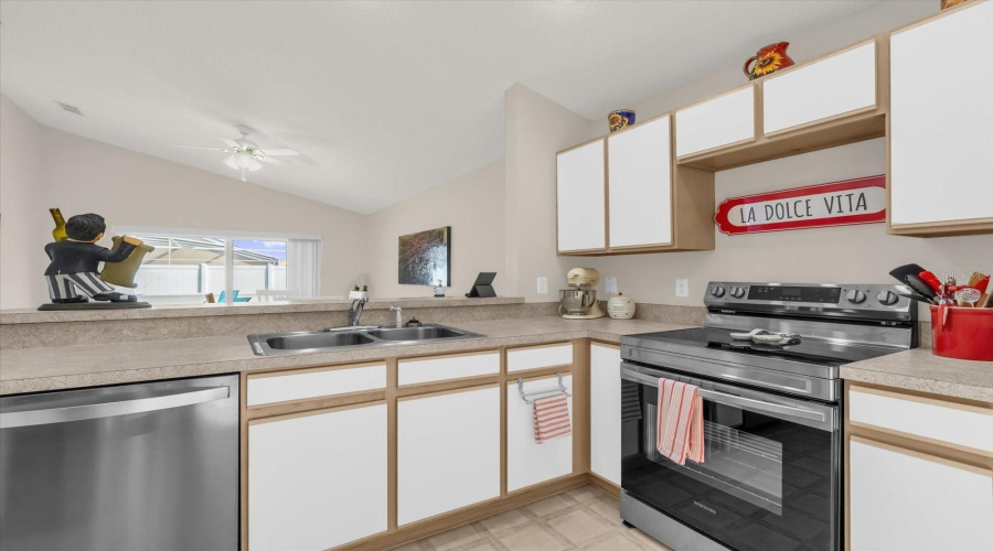 DAVENPORT, Florida 33897, 3 Bedrooms Bedrooms, ,2 BathroomsBathrooms,Residential,For Sale,BLOOMINGDALE,0,MFRO6364193
