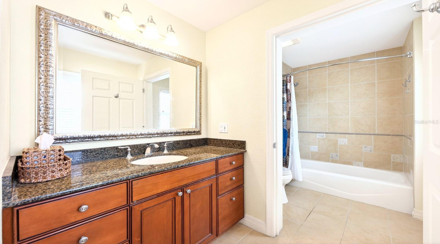 Second full en-suite bath.