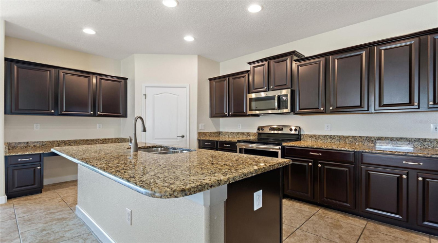 DAVENPORT, Florida 33896, 3 Bedrooms Bedrooms, ,3 BathroomsBathrooms,Residential,For Sale,PALMETTO DUNES,0,MFRS5148575