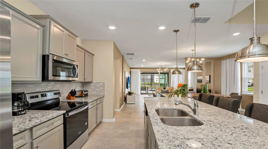 DAVENPORT, Florida 33897, 7 Bedrooms Bedrooms, ,5 BathroomsBathrooms,Residential,For Sale,SUMMER,0,MFRO6383749