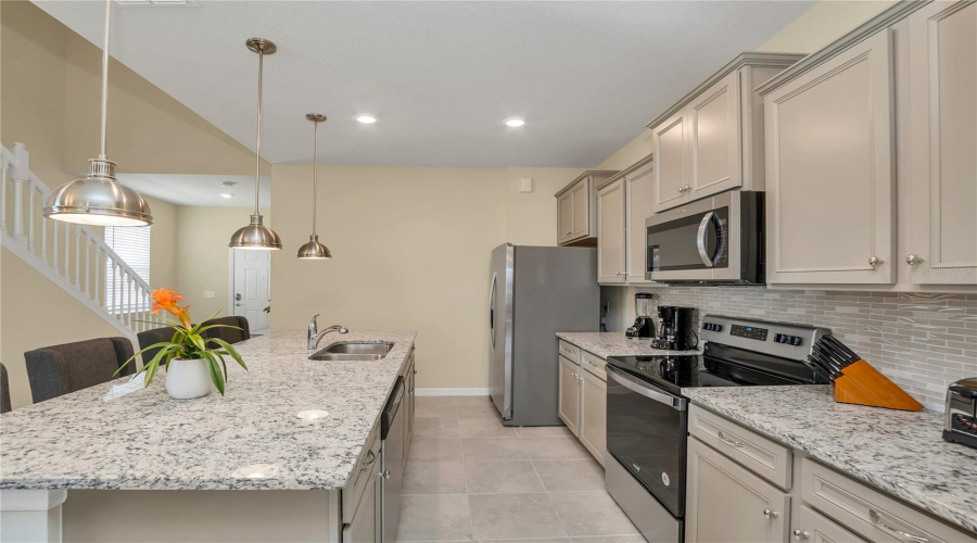 DAVENPORT, Florida 33897, 7 Bedrooms Bedrooms, ,5 BathroomsBathrooms,Residential,For Sale,SUMMER,0,MFRO6383749