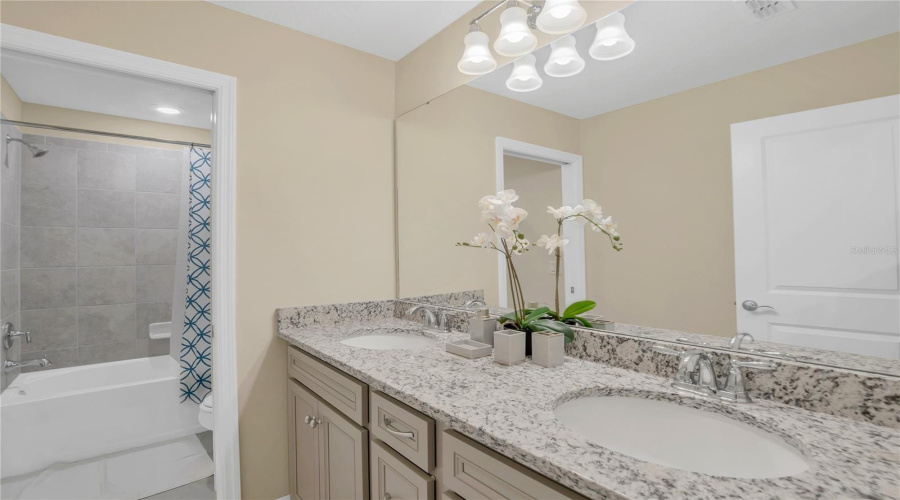 DAVENPORT, Florida 33897, 7 Bedrooms Bedrooms, ,5 BathroomsBathrooms,Residential,For Sale,SUMMER,0,MFRO6383749