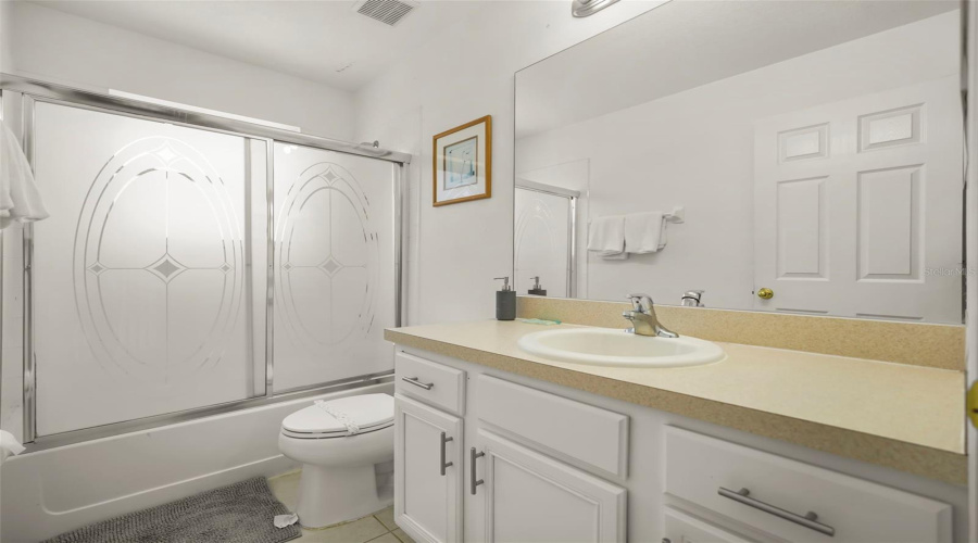Upstairs guest bath. (Bath #4)