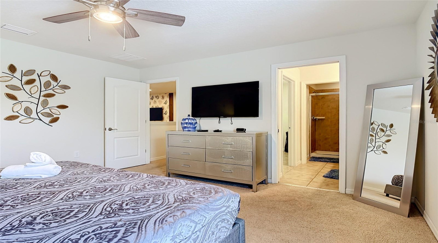 Primary suite with generous closet space & en-suite bathroom