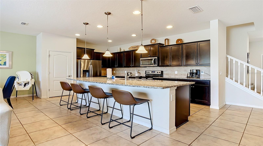 Large breakfast bar perfect for entertaining