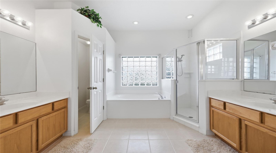 DAVENPORT, Florida 33837, 6 Bedrooms Bedrooms, ,4 BathroomsBathrooms,Residential,For Sale,BLOOMINGDALE,0,MFRO6428119