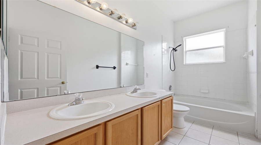 DAVENPORT, Florida 33837, 6 Bedrooms Bedrooms, ,4 BathroomsBathrooms,Residential,For Sale,BLOOMINGDALE,0,MFRO6428119