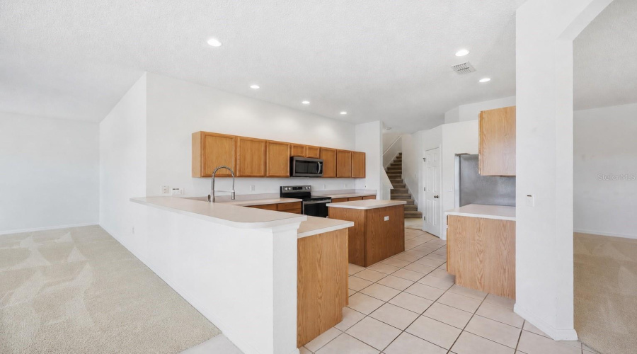 DAVENPORT, Florida 33837, 6 Bedrooms Bedrooms, ,4 BathroomsBathrooms,Residential,For Sale,BLOOMINGDALE,0,MFRO6428119