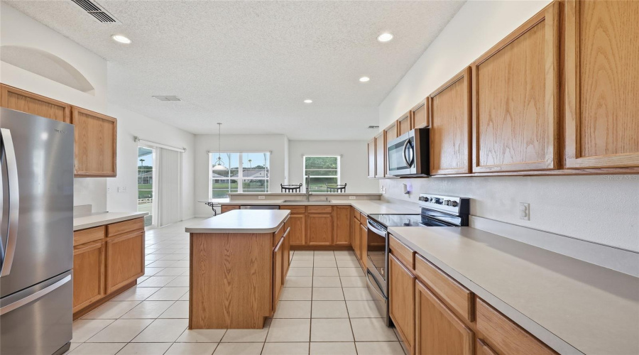 DAVENPORT, Florida 33837, 6 Bedrooms Bedrooms, ,4 BathroomsBathrooms,Residential,For Sale,BLOOMINGDALE,0,MFRO6428119