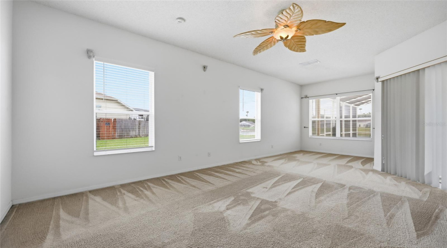 DAVENPORT, Florida 33837, 6 Bedrooms Bedrooms, ,4 BathroomsBathrooms,Residential,For Sale,BLOOMINGDALE,0,MFRO6428119