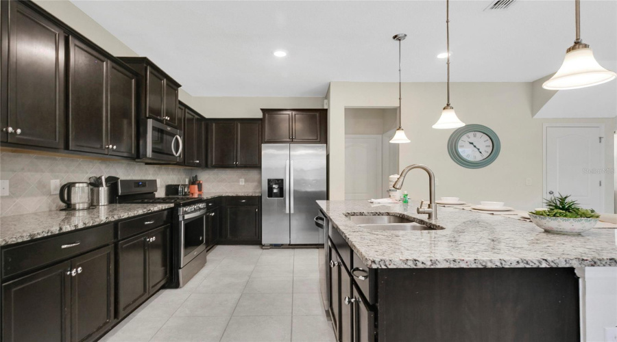 DAVENPORT, Florida 33837, 5 Bedrooms Bedrooms, ,4 BathroomsBathrooms,Residential,For Sale,MISTY OAK,0,MFRO6328372