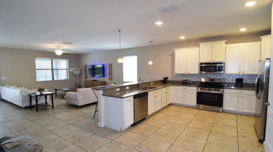 Kitchen with breakfast bar