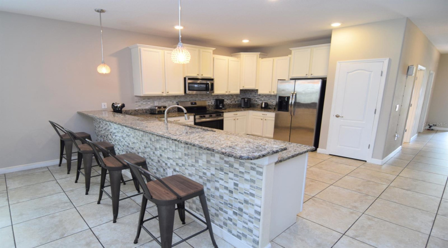 Kitchen with breakfast bar