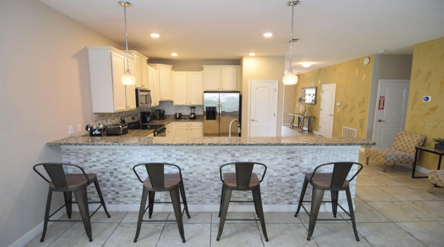 Kitchen with breakfast bar