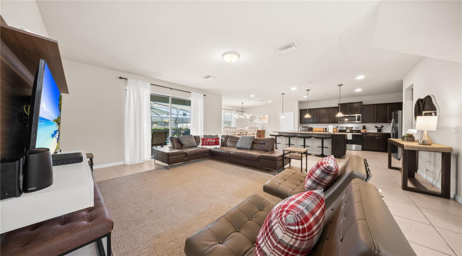 KISSIMMEE, Florida 34747, 5 Bedrooms Bedrooms, ,4 BathroomsBathrooms,Residential,For Sale,PRAGUE,0,MFRS5154202