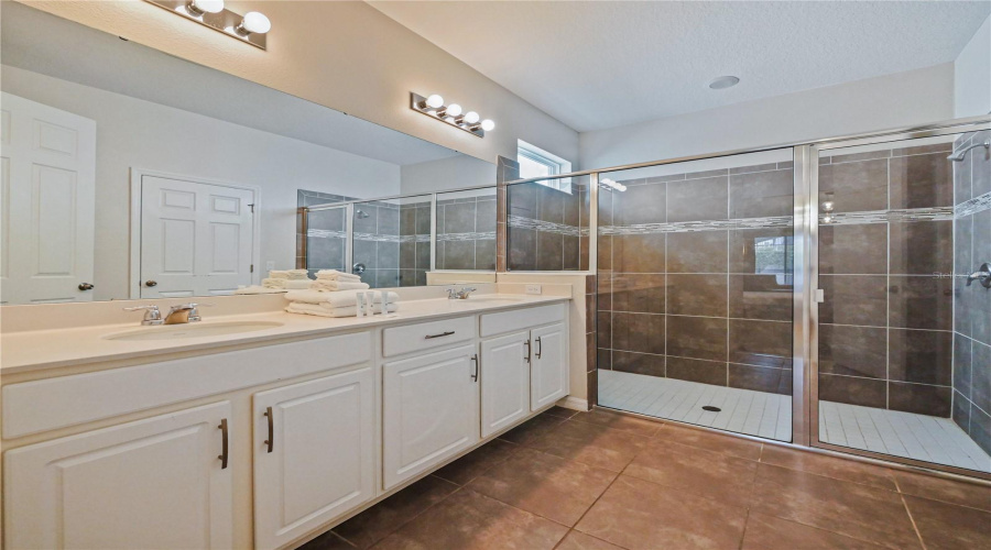 KISSIMMEE, Florida 34747, 8 Bedrooms Bedrooms, ,7 BathroomsBathrooms,Residential,For Sale,SAWYER PALM,0,MFRO6429006