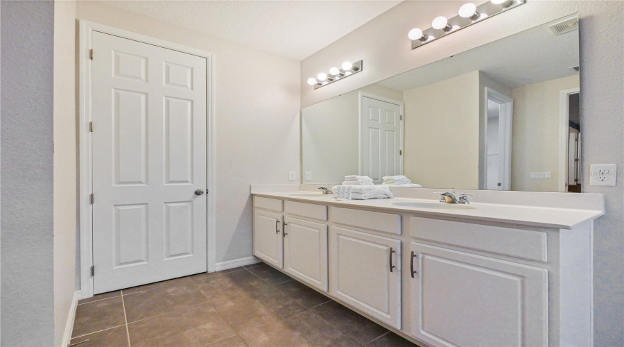 KISSIMMEE, Florida 34747, 8 Bedrooms Bedrooms, ,7 BathroomsBathrooms,Residential,For Sale,SAWYER PALM,0,MFRO6429006