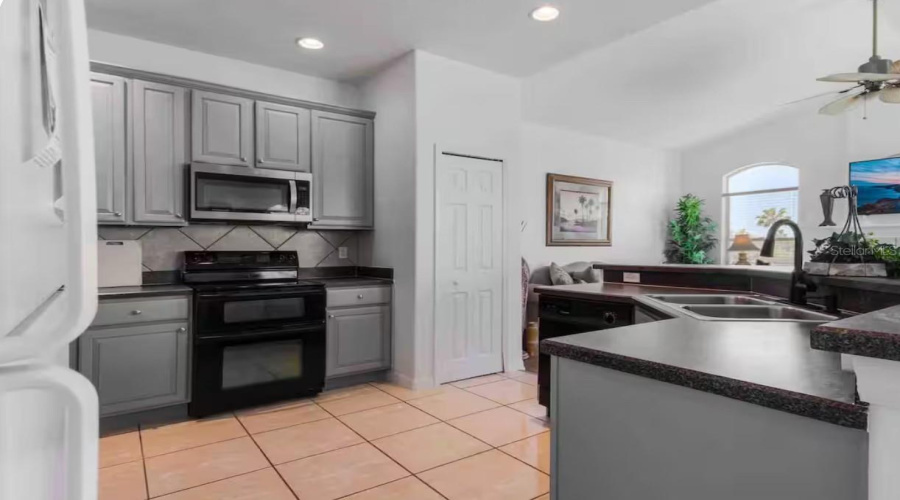DAVENPORT, Florida 33897, 5 Bedrooms Bedrooms, ,3 BathroomsBathrooms,Residential,For Sale,CORVINA,0,MFRTB8533365