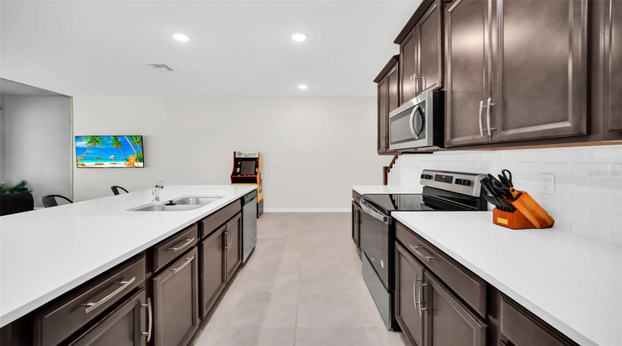 KISSIMMEE, Florida 34747, 6 Bedrooms Bedrooms, ,4 BathroomsBathrooms,Residential,For Sale,TROPICAL PALMS,0,MFRO6429663