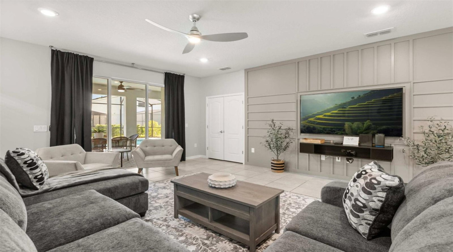 DAVENPORT, Florida 33837, 6 Bedrooms Bedrooms, ,4 BathroomsBathrooms,Residential,For Sale,OAKMOSS LOOP,0,MFRS5154617