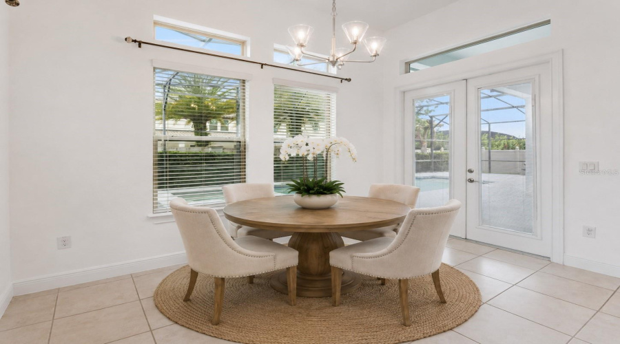 Breakfast nook with access to the pool